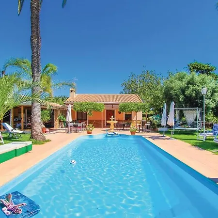 Villa Spacious With Pool Near The In Alicante